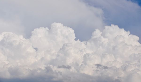 Weiße Cumulus Wolken